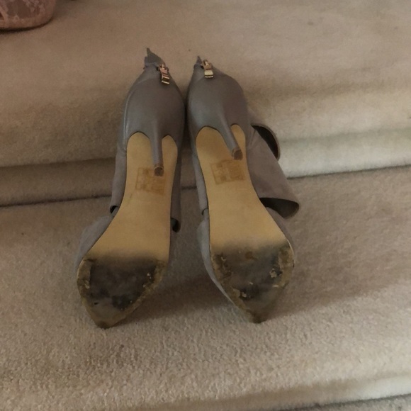 Gorgeous pair of grey/taupe dress shoes. Ladies 8. - Picture 6 of 9